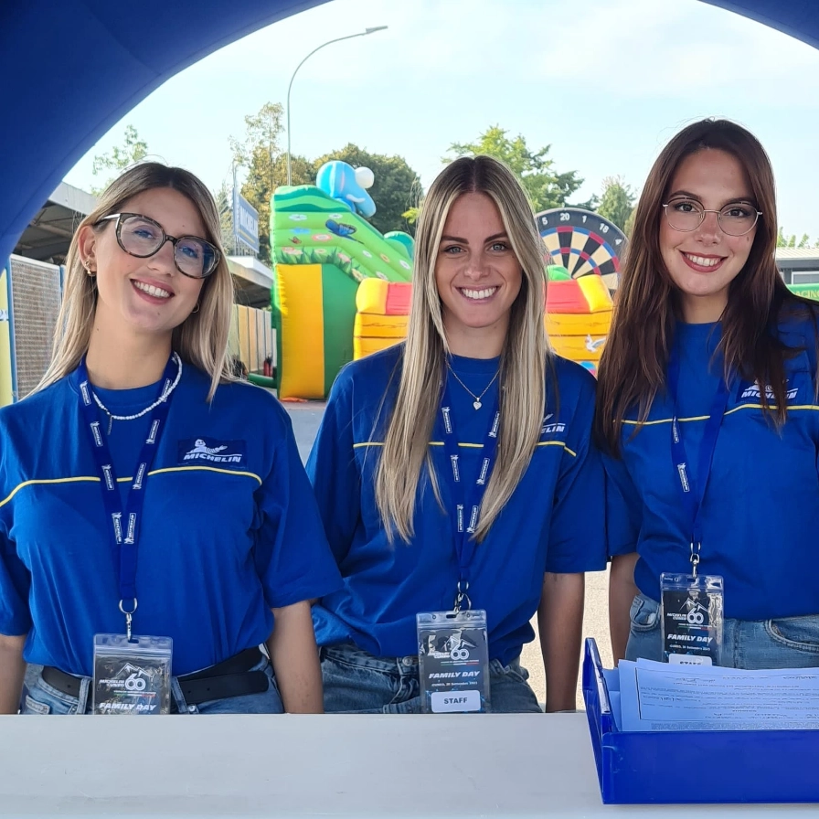Hostess con maglietta Michelin durante l'evento a Cuneo