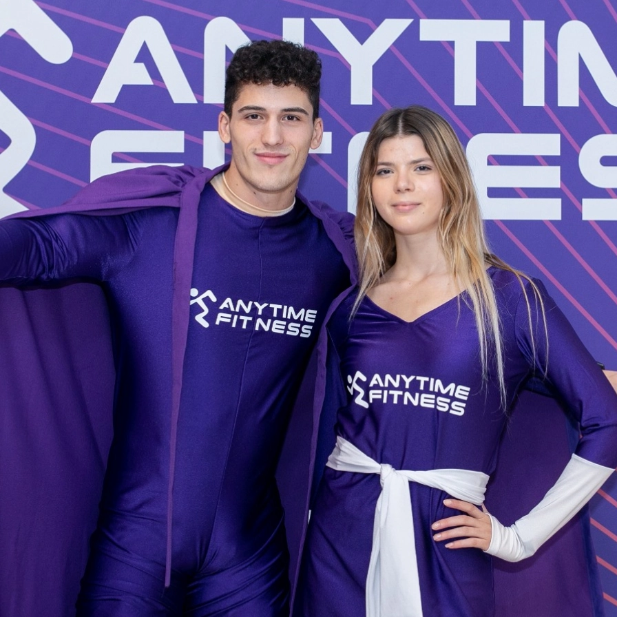 Steward e hostess di ToGet4U in divisa a tema del brand durante l'evento Anytime Fitness a Milano