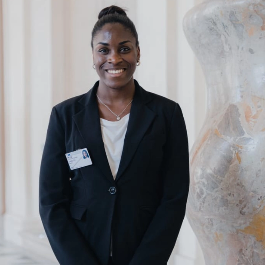 Hostess professionale e multilingue selezionata da ToGet4U per il congresso ECM a Torino