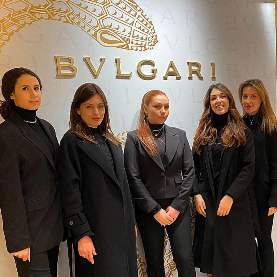 Hostess in abito nero elegante selezionate da ToGet4U per l'evento del brand Bulgari a Milano